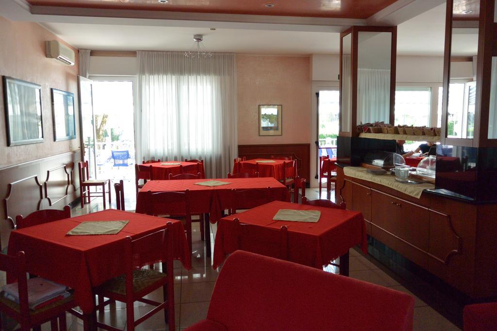 Hotel Paris Lignano Sabbiadoro Exterior photo